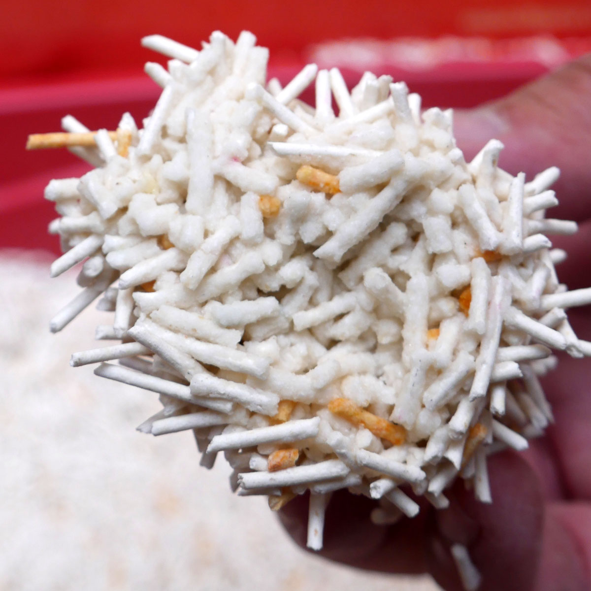 Grãos da areia NEKKO tofu.ph com indicador de pH neutro — sinal de saúde urinária normal no gato